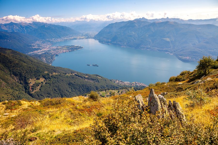 Blick auf die Brissago-Inseln und den Lago Maggiore im Tessin