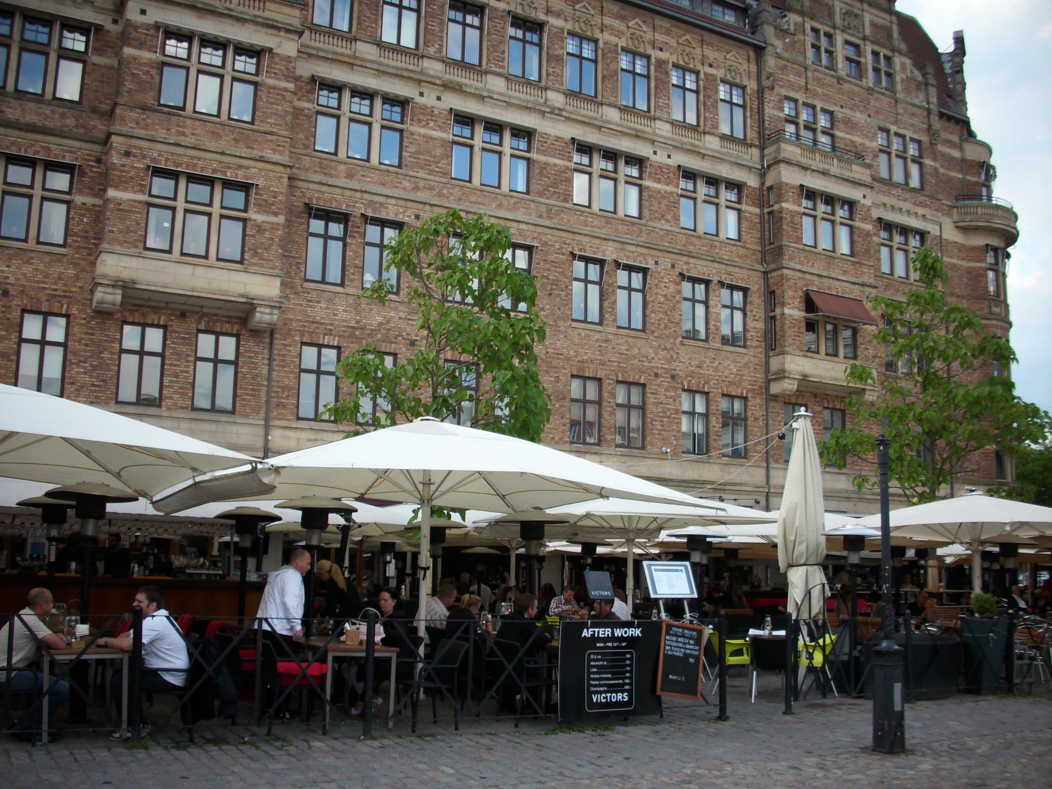 Backsteingebäude mit Café und Außenbereich in Malmö